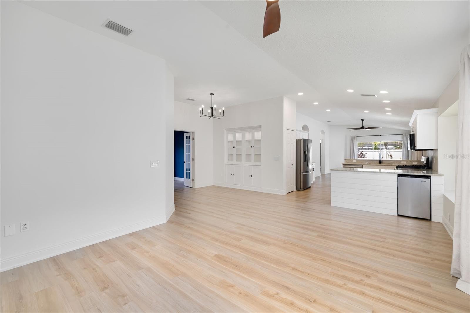 Single Family Residence at 6226 BLUEFLOWER CT, LAKEWOOD RANCH, photo 11 of 82