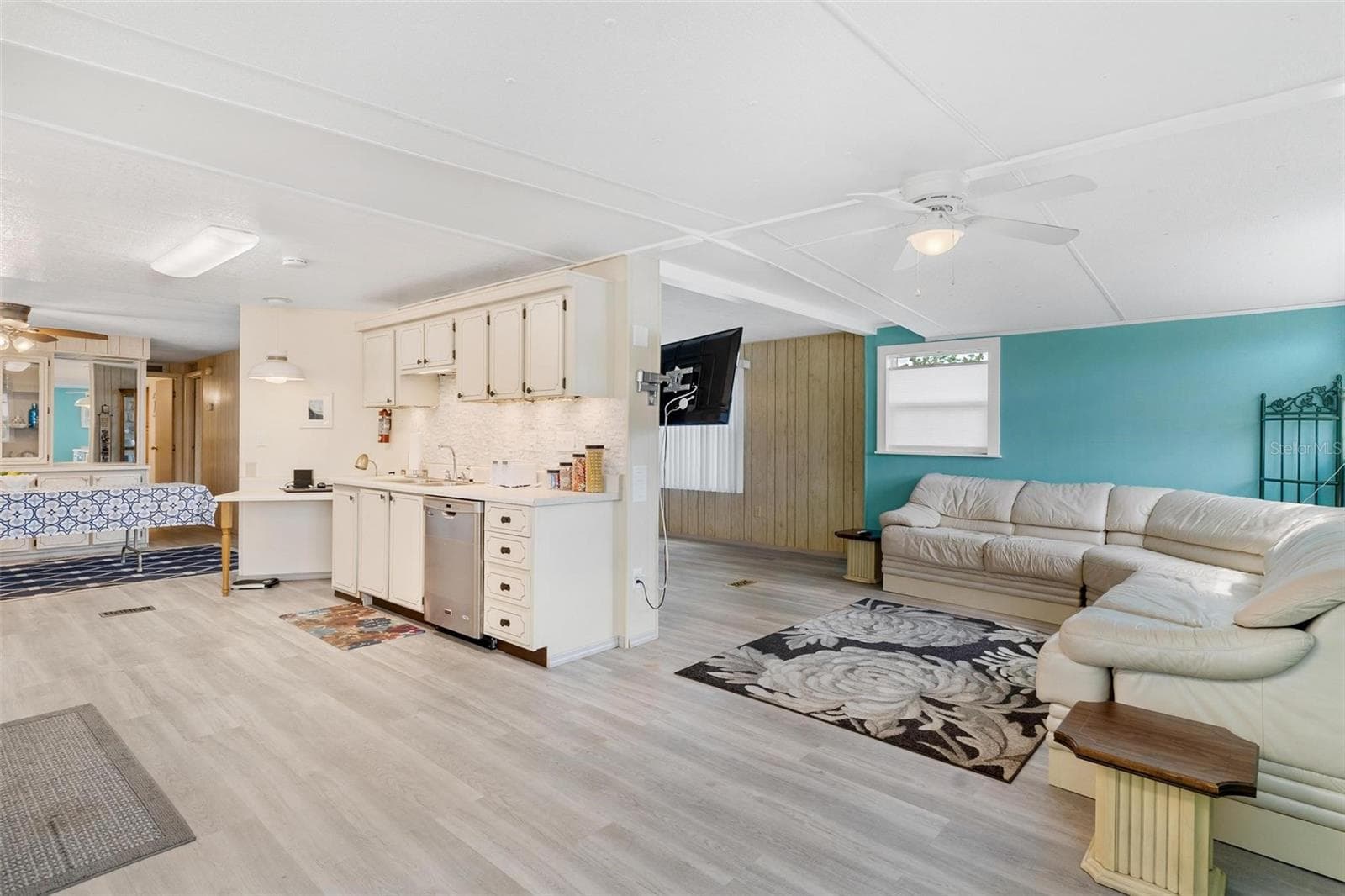 Manufactured Home at 717 W COACH N FOUR DR, LEESBURG, photo 7 of 29