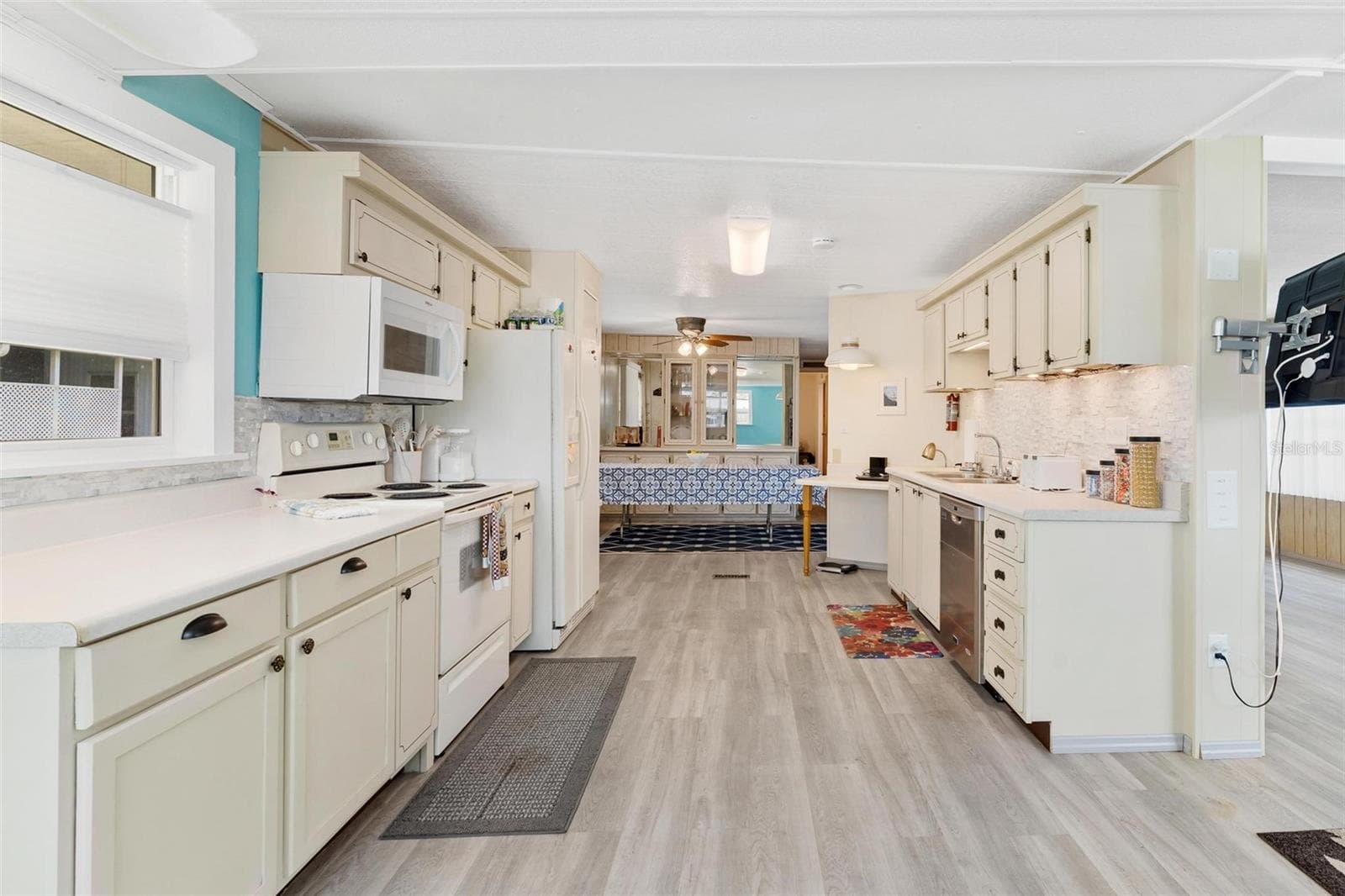 Manufactured Home at 717 W COACH N FOUR DR, LEESBURG, photo 8 of 29