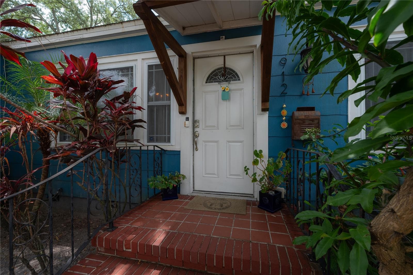 Single Family Residence at 912 CORNELIUS AVE, TAMPA, photo 7 of 47