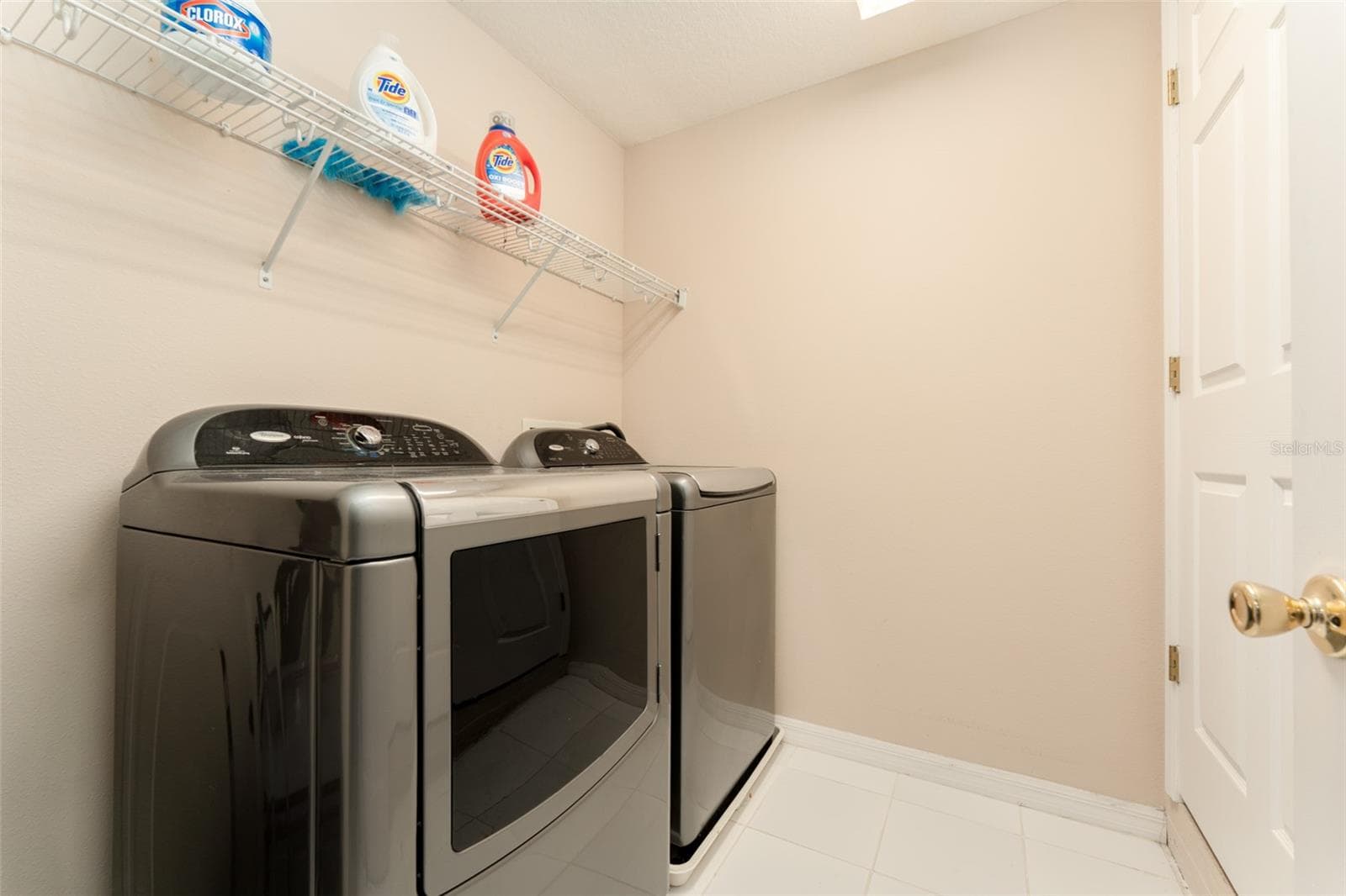 laundry room / washer & dryer convey - 6302 BRIDGEVISTA DR, LITHIA