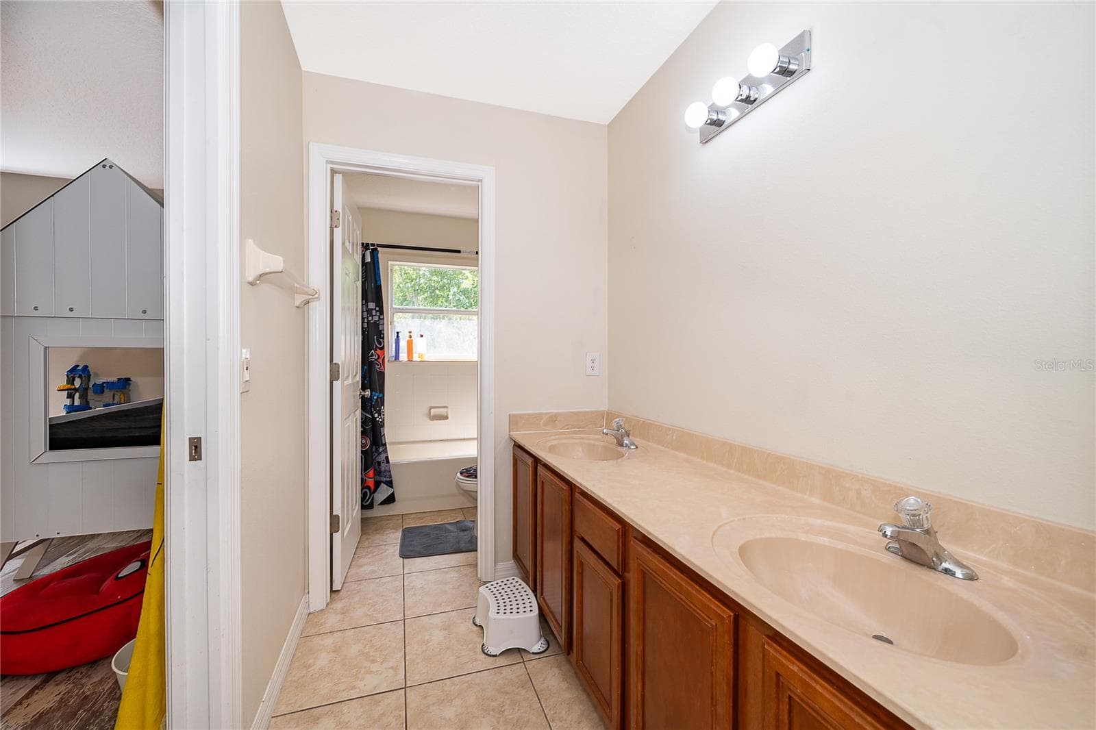 Single Family Residence at 9808 BENNINGTON CHASE DR, ORLANDO, photo 18 of 25