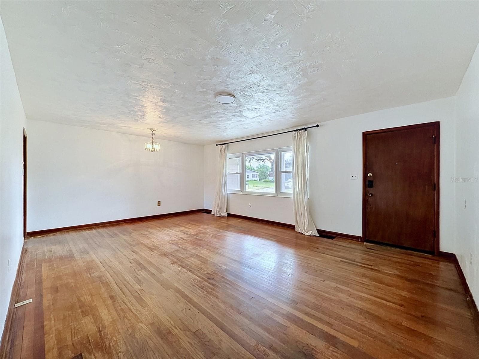 Living room and front door - 2518 W NORTH ST, TAMPA