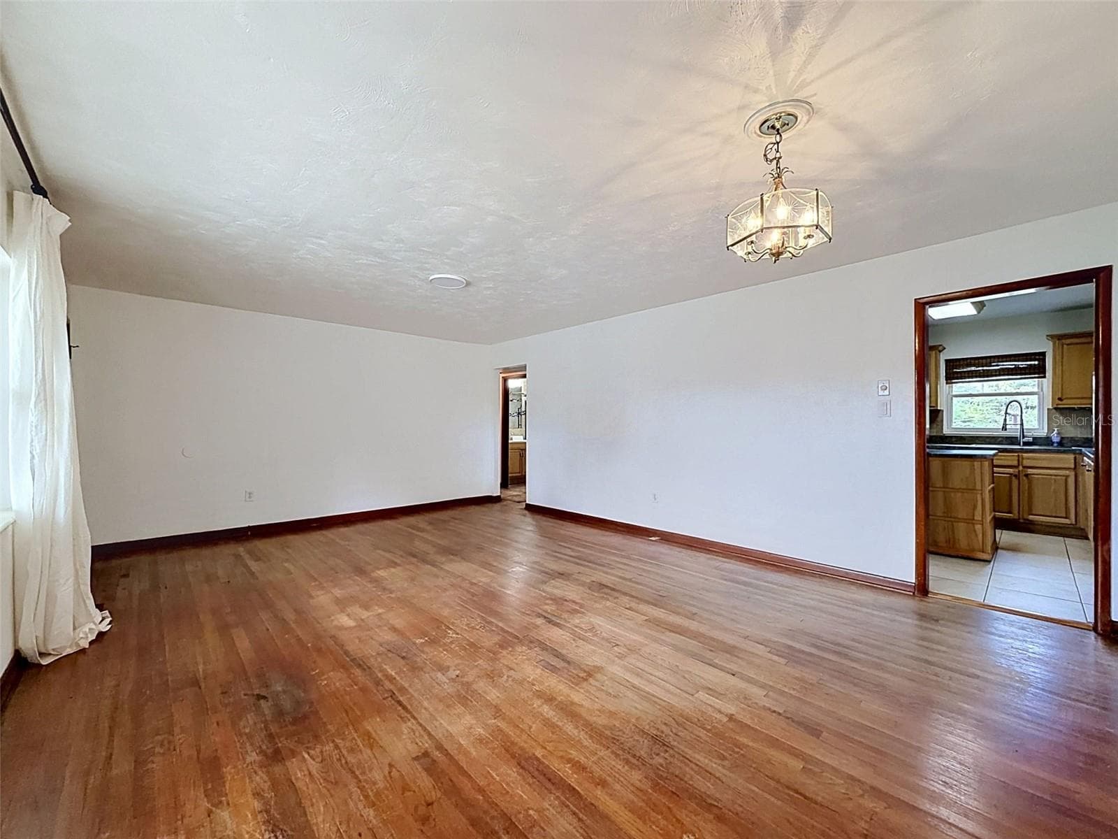 Living room with entrance to the kitchen - 2518 W NORTH ST, TAMPA