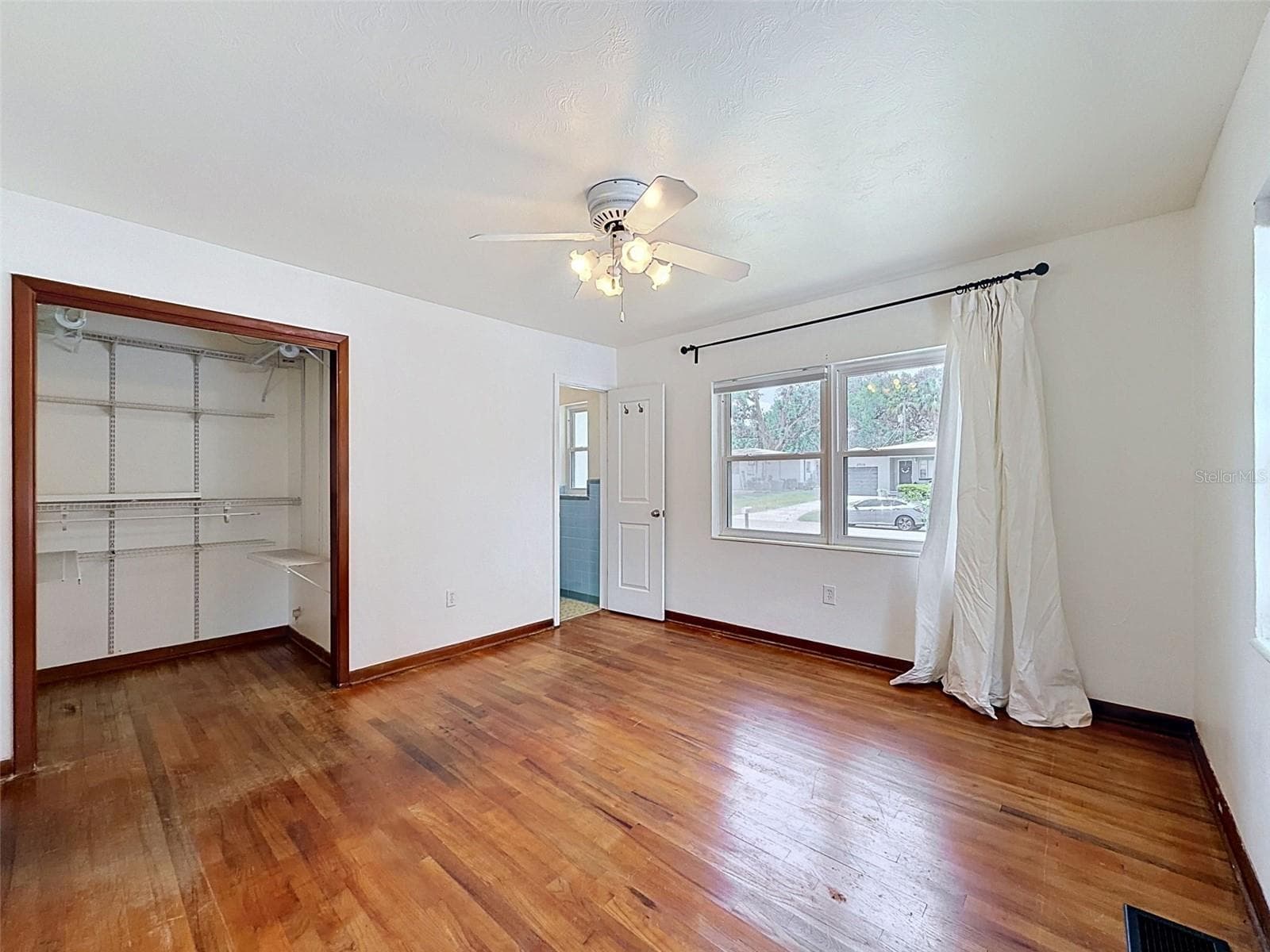 Primary bedroom with walk in closet - 2518 W NORTH ST, TAMPA