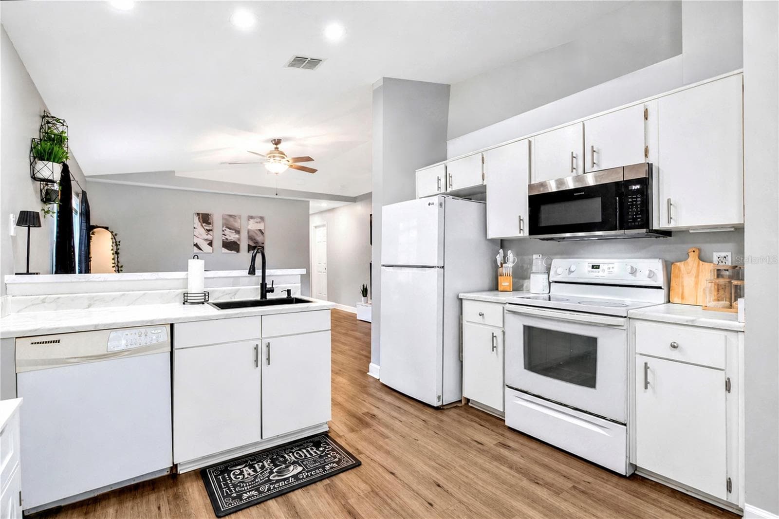 Kitchen - 2413 RADNOR AVE, ORLANDO