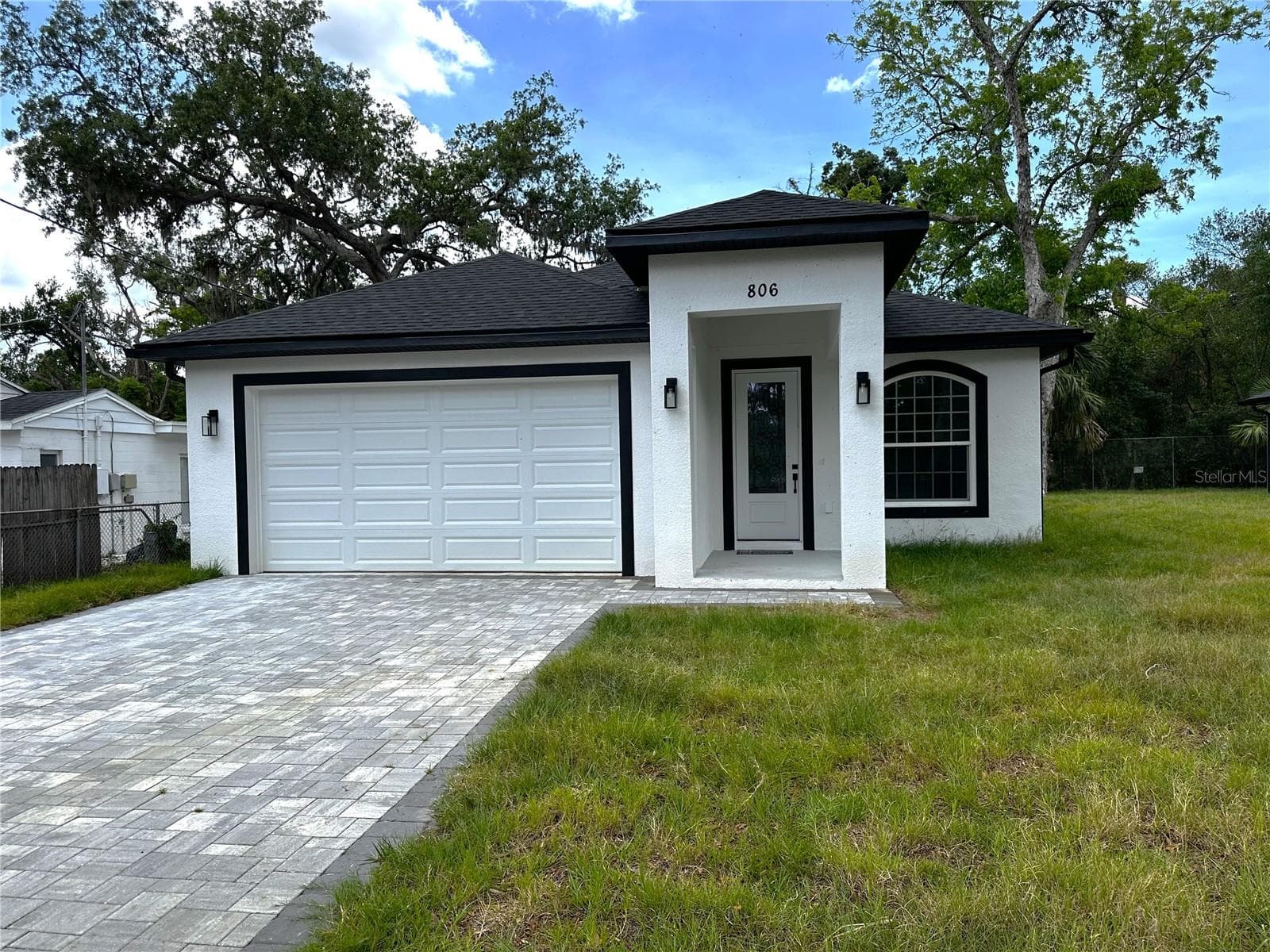 806 W LOWRY LN