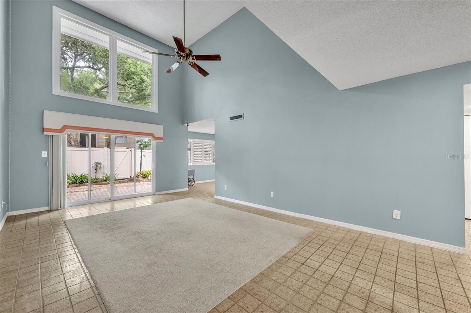 Living room with vaulted ceilings - 497 OAK HAVEN DR #497, ALTAMONTE SPRINGS
