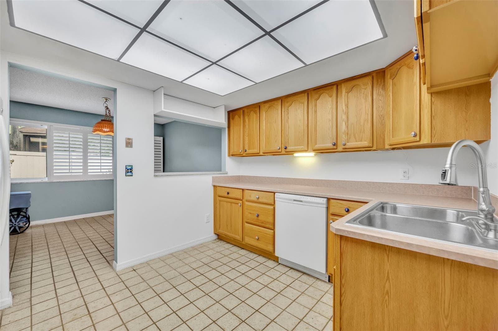 Kitchen opening to the dining room - 497 OAK HAVEN DR #497, ALTAMONTE SPRINGS