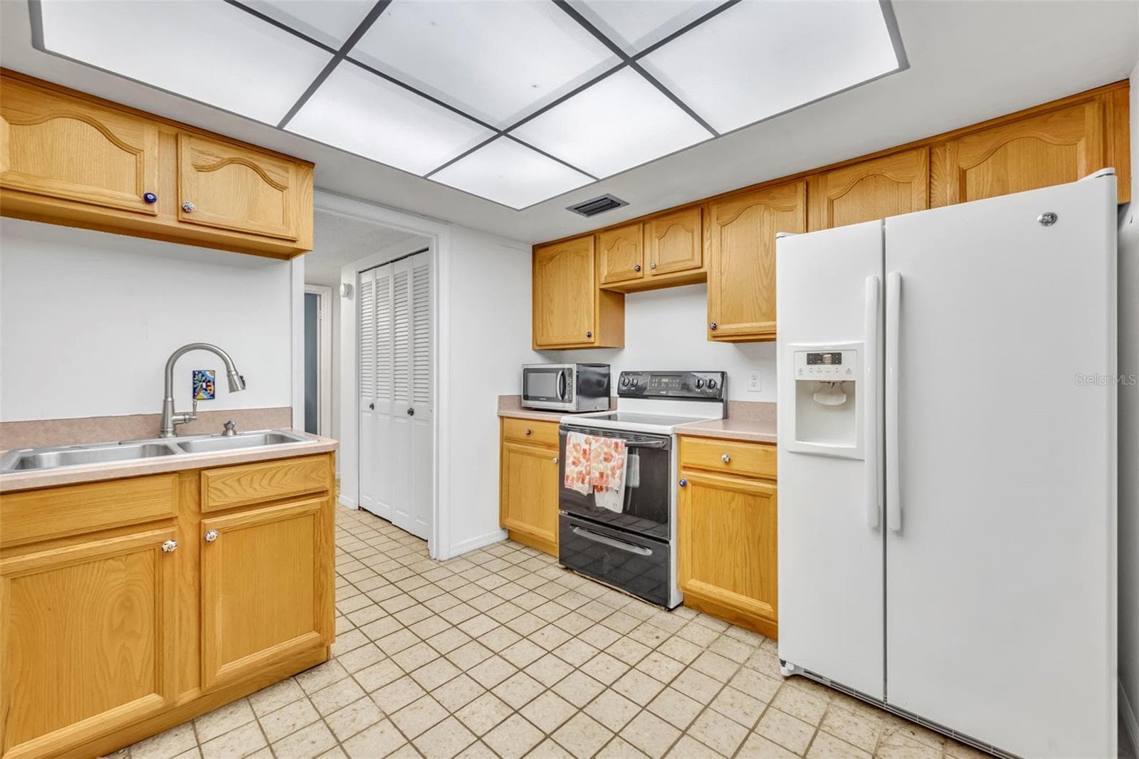 Kitchen with wood cabinets - 497 OAK HAVEN DR #497, ALTAMONTE SPRINGS