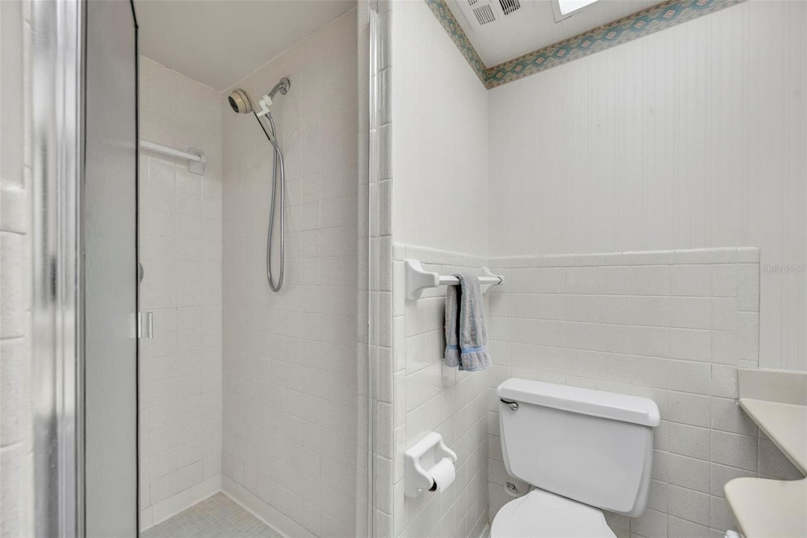 Primary bath with walk-in shower - 497 OAK HAVEN DR #497, ALTAMONTE SPRINGS
