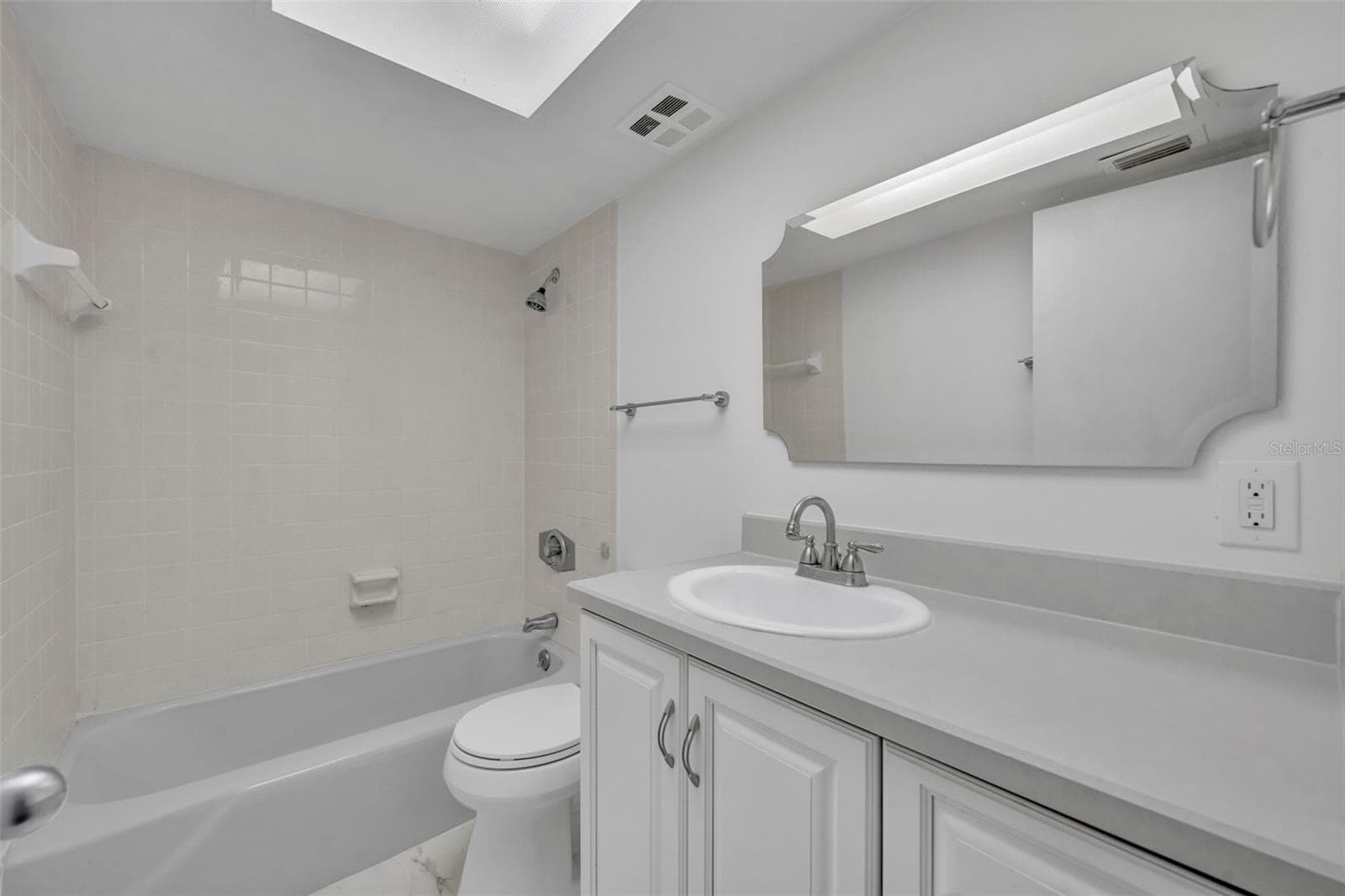 Secondary bathroom with tub - 497 OAK HAVEN DR #497, ALTAMONTE SPRINGS