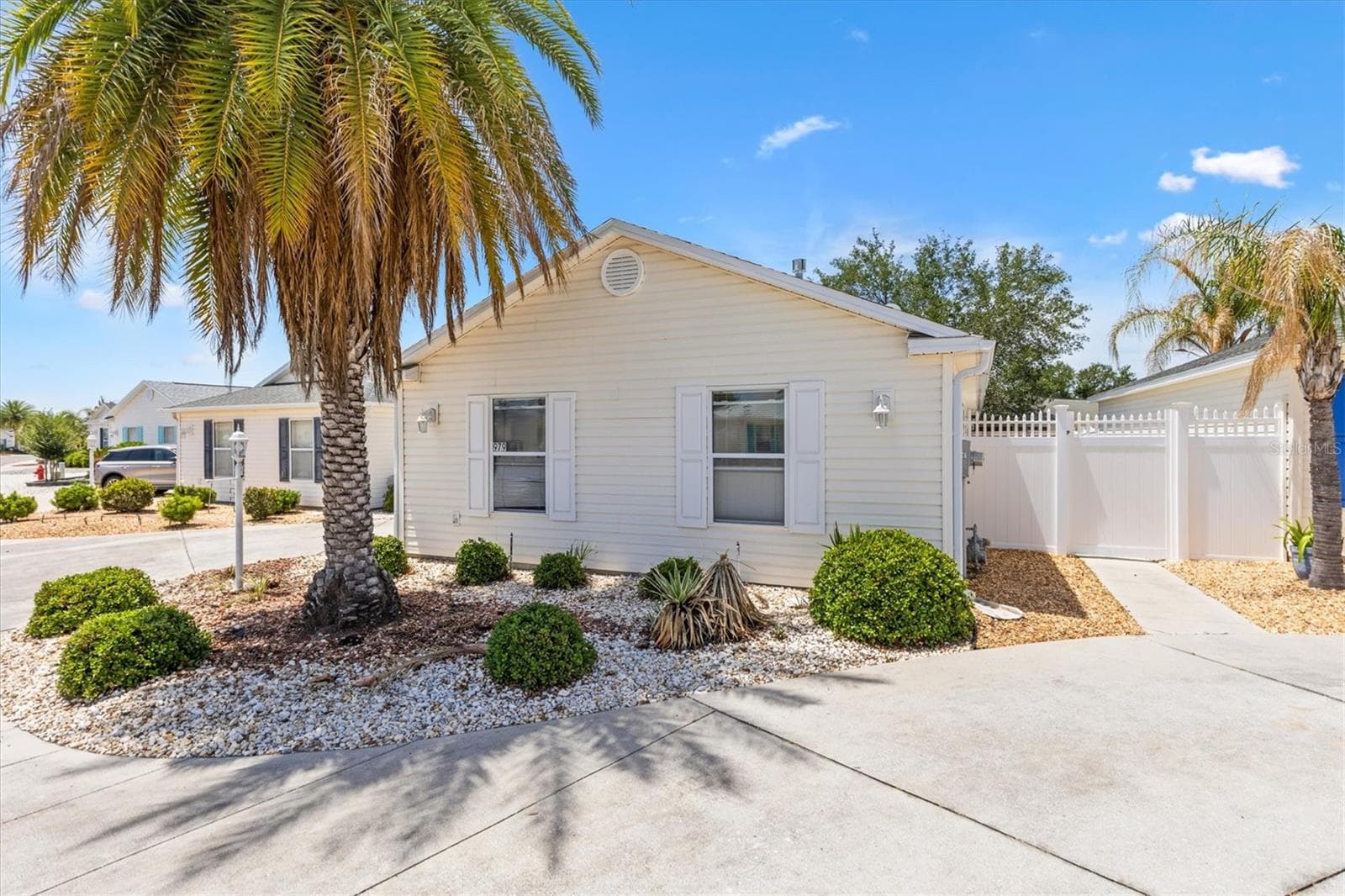 FRONT VIEW OF VILLA - 979 SMYRNA ST, THE VILLAGES
