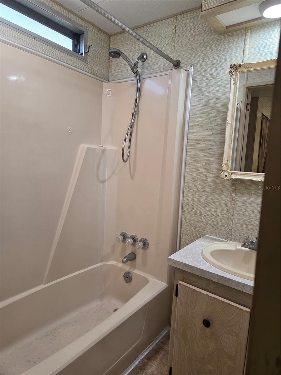Manufactured Home at 8828 KANAWHA RD, RIVERVIEW, photo 6 of 13