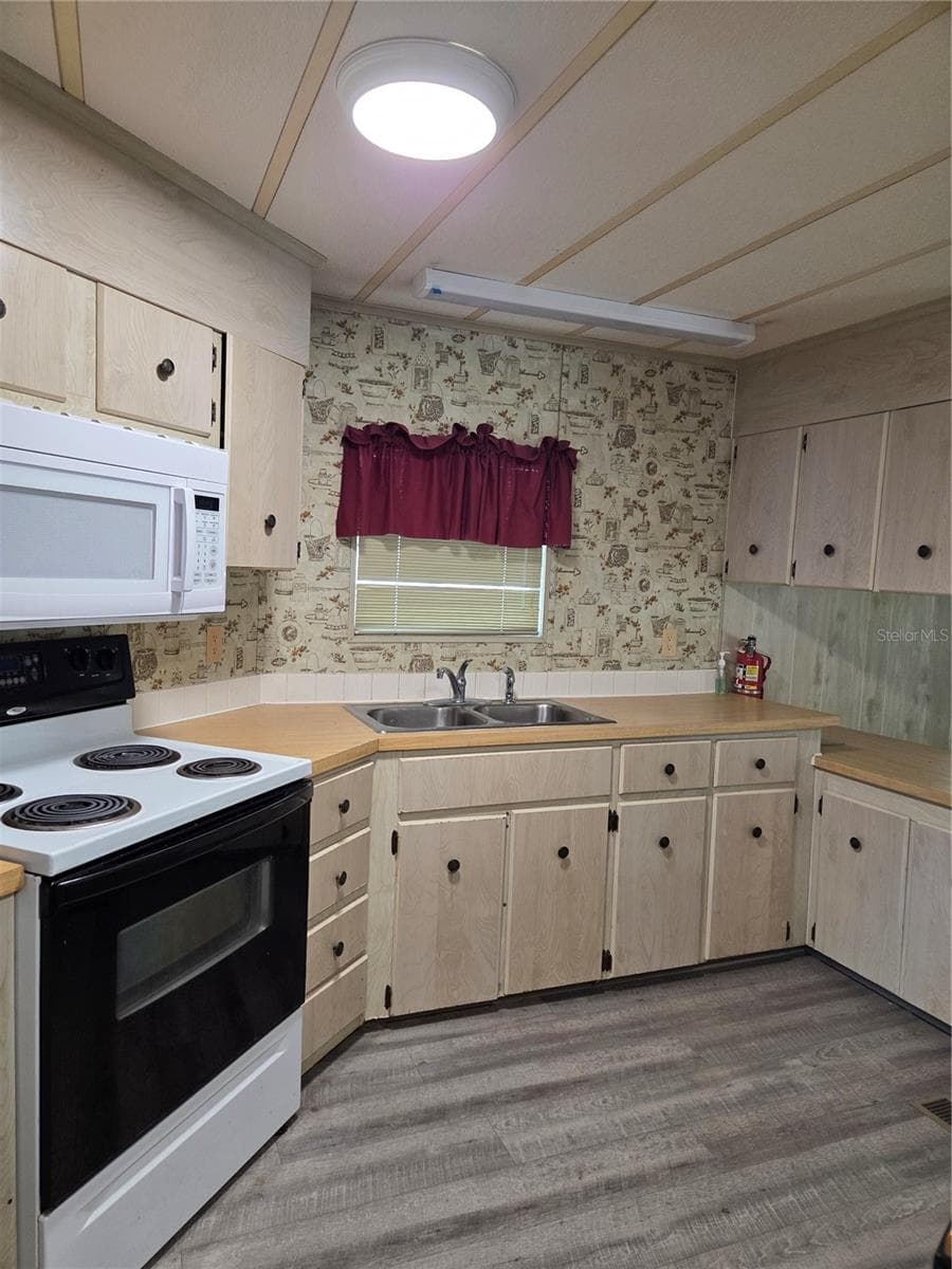 Manufactured Home at 8828 KANAWHA RD, RIVERVIEW, photo 9 of 13