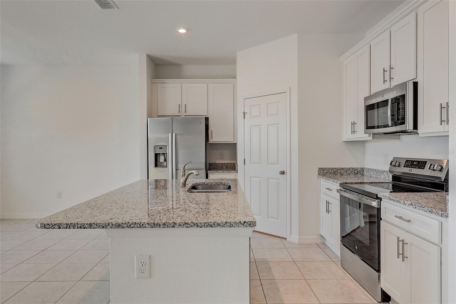 Single Family Residence at 9221 HARRIS HAWK DR, LEESBURG, photo 6 of 30