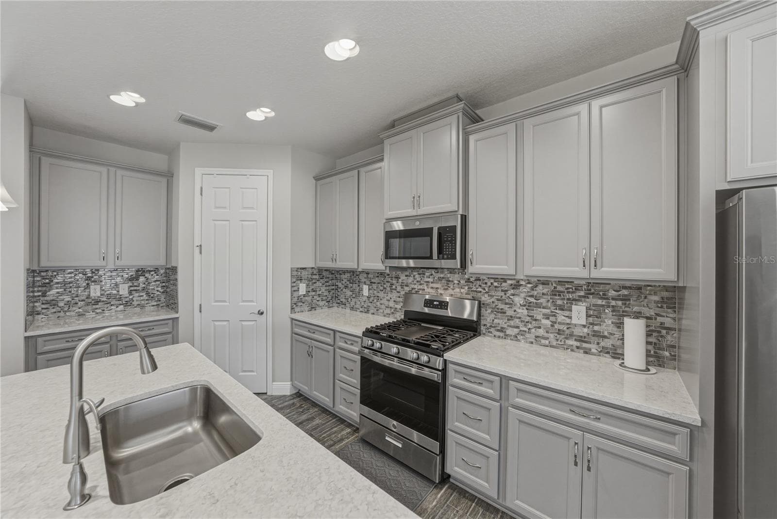Single Family Residence at 14633 RED CASTLE AVE, LITHIA, photo 18 of 63