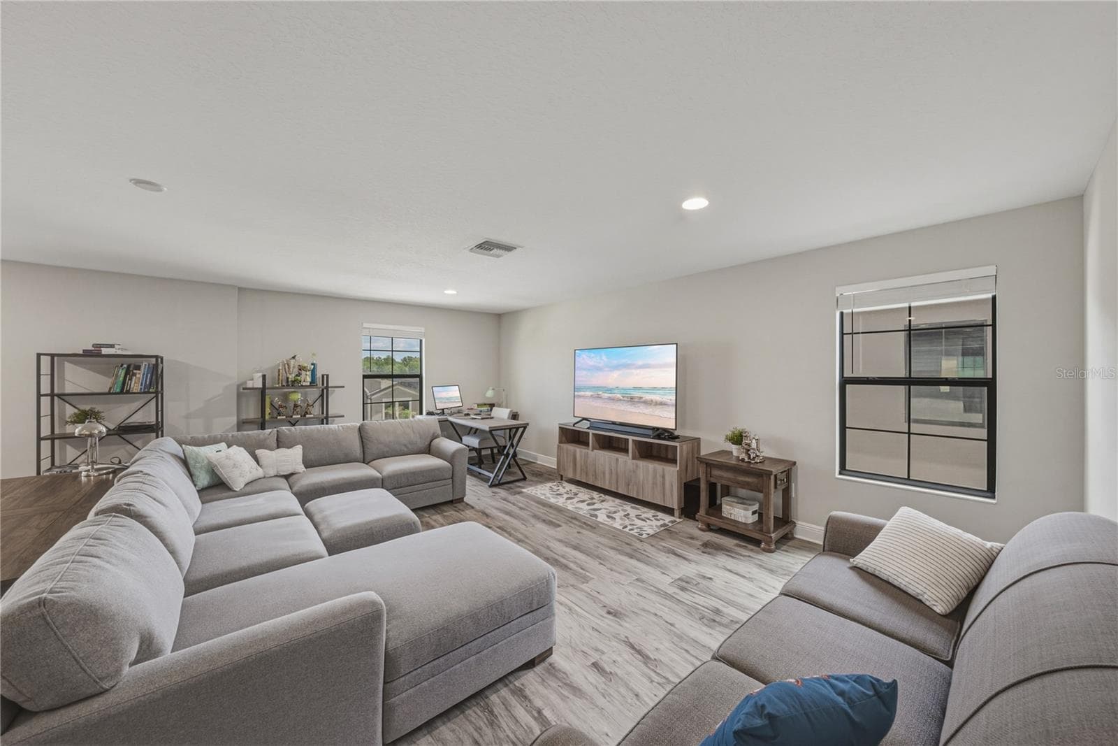Single Family Residence at 14633 RED CASTLE AVE, LITHIA, photo 28 of 63