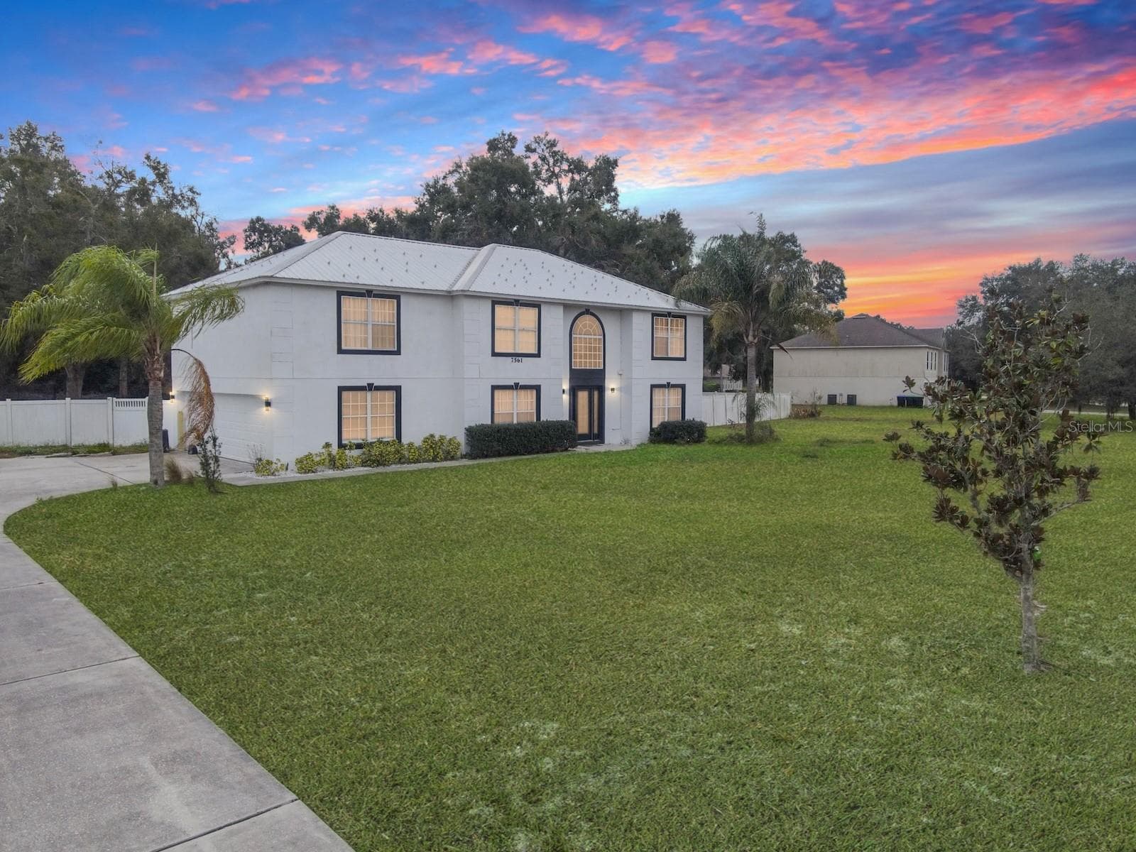 see the homes presence as you pull up in your long driveway and pull up to your 3 car garage - 7561 LAKE ANDREA CIR, MOUNT DORA