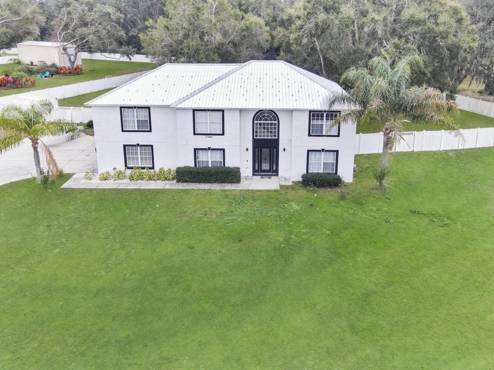 Great front space to plant a beautiful garden or create a circle drive way - 7561 LAKE ANDREA CIR, MOUNT DORA