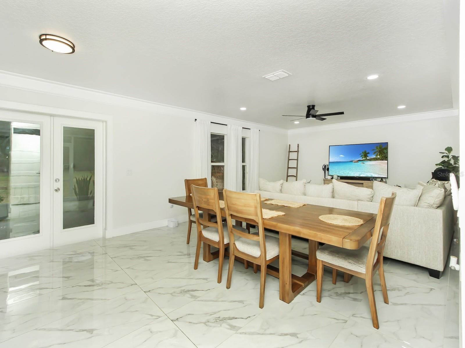 formal Dining room sits upto 10+ people with the right dinig room table - 7561 LAKE ANDREA CIR, MOUNT DORA