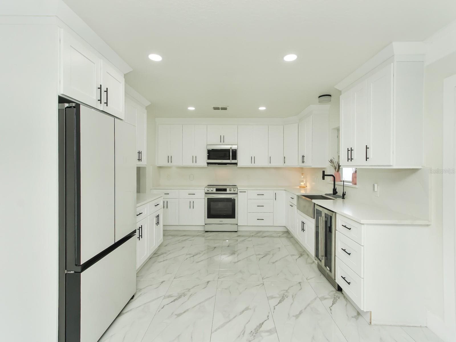 the left counter serves as a space for a coffee station currently, but your welcome to make it your own - 7561 LAKE ANDREA CIR, MOUNT DORA