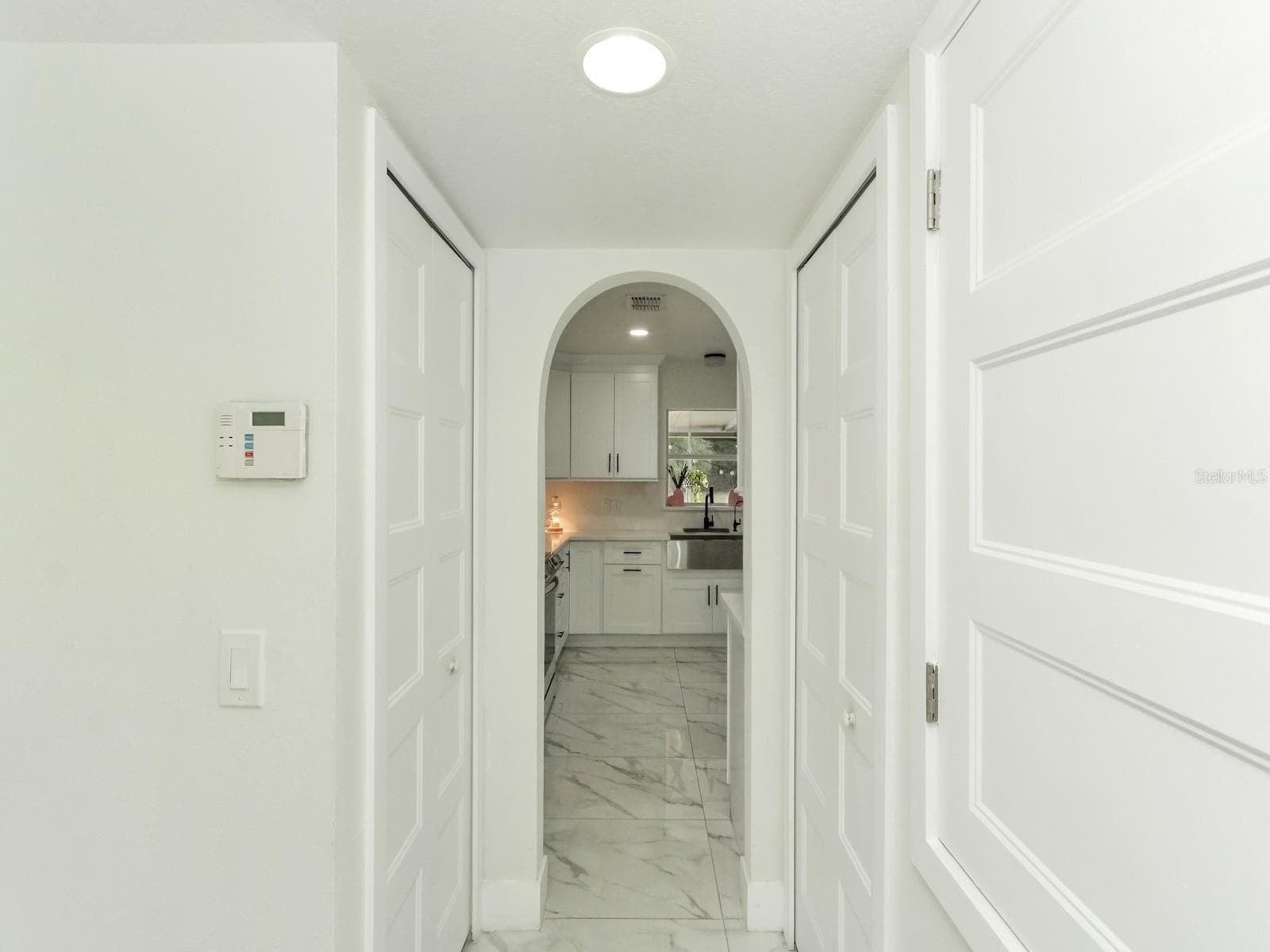 kitchen sports 2 pantries, giving you enough room to store away for a rainy day - 7561 LAKE ANDREA CIR, MOUNT DORA
