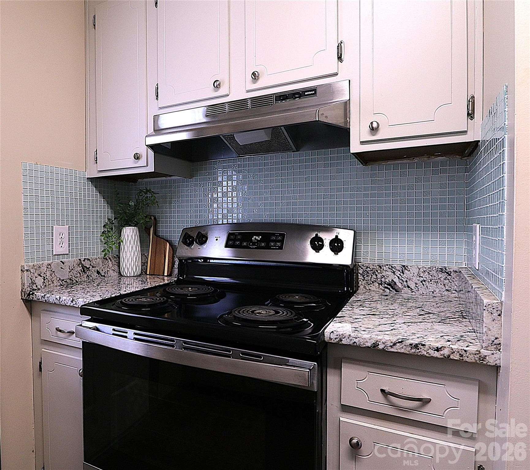 Kitchen - 525 SW 12th Street SW, Hickory