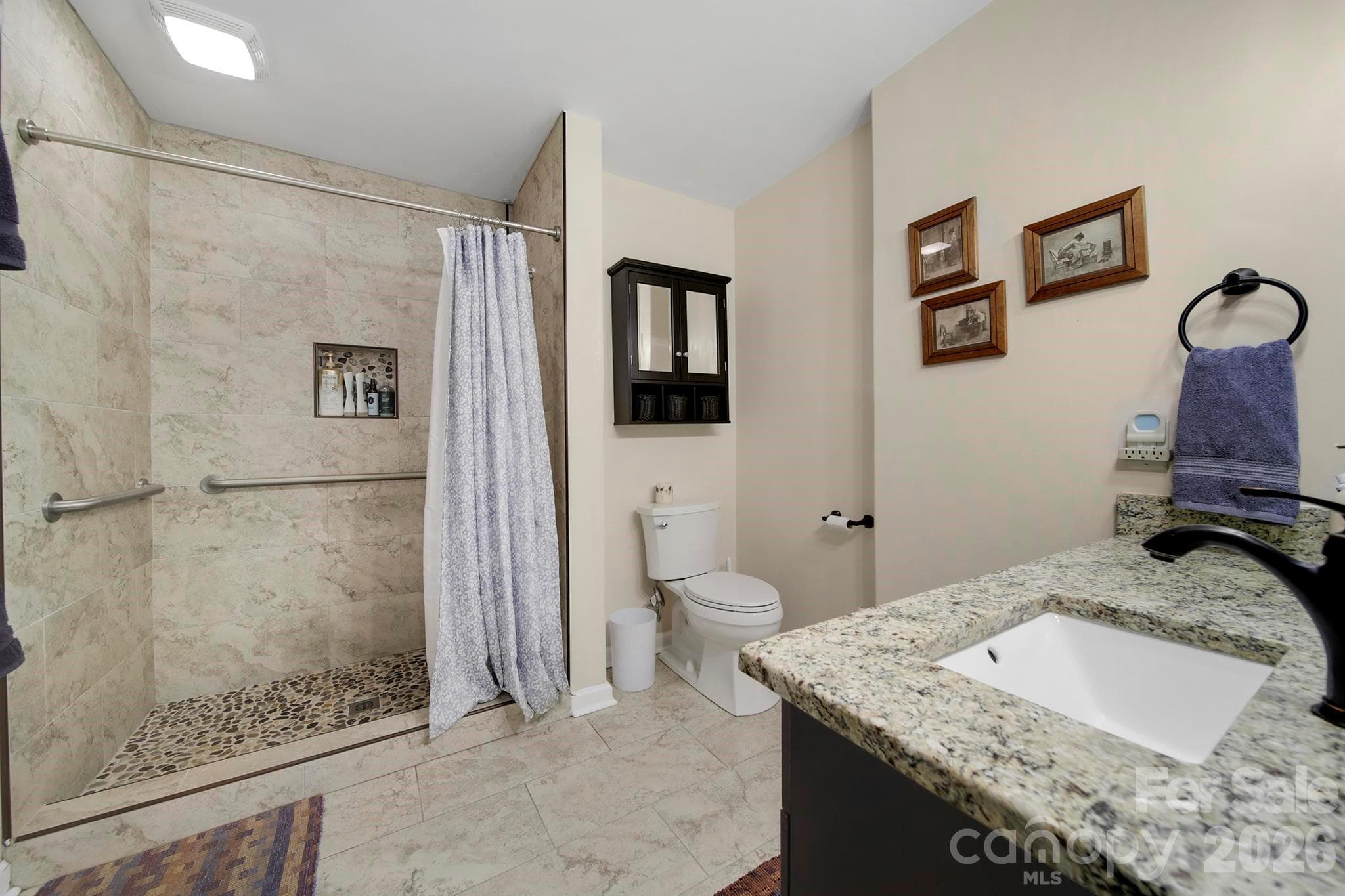 Primary en-suite bathroom - Clover