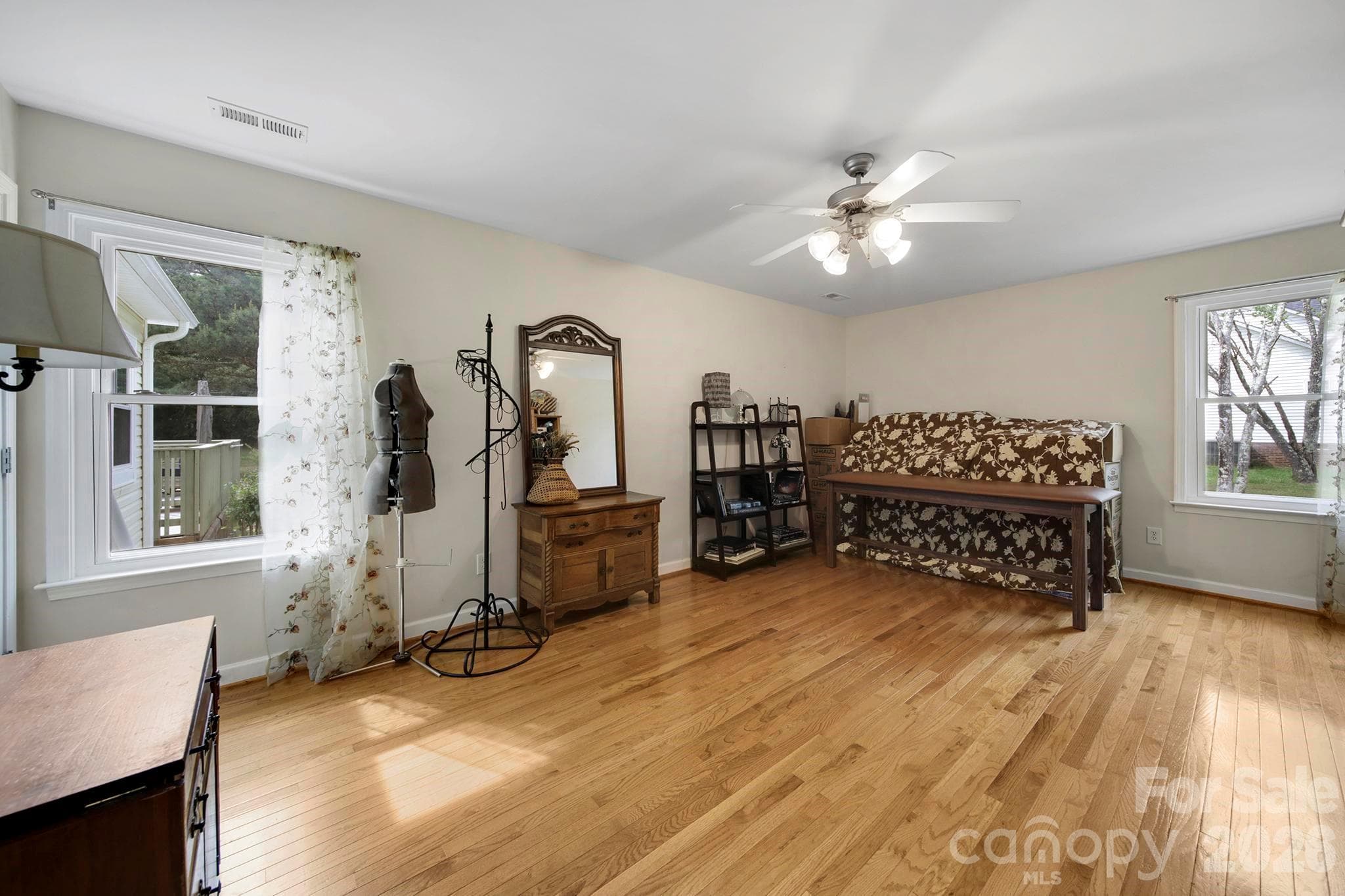 2nd bedroom on main - Clover