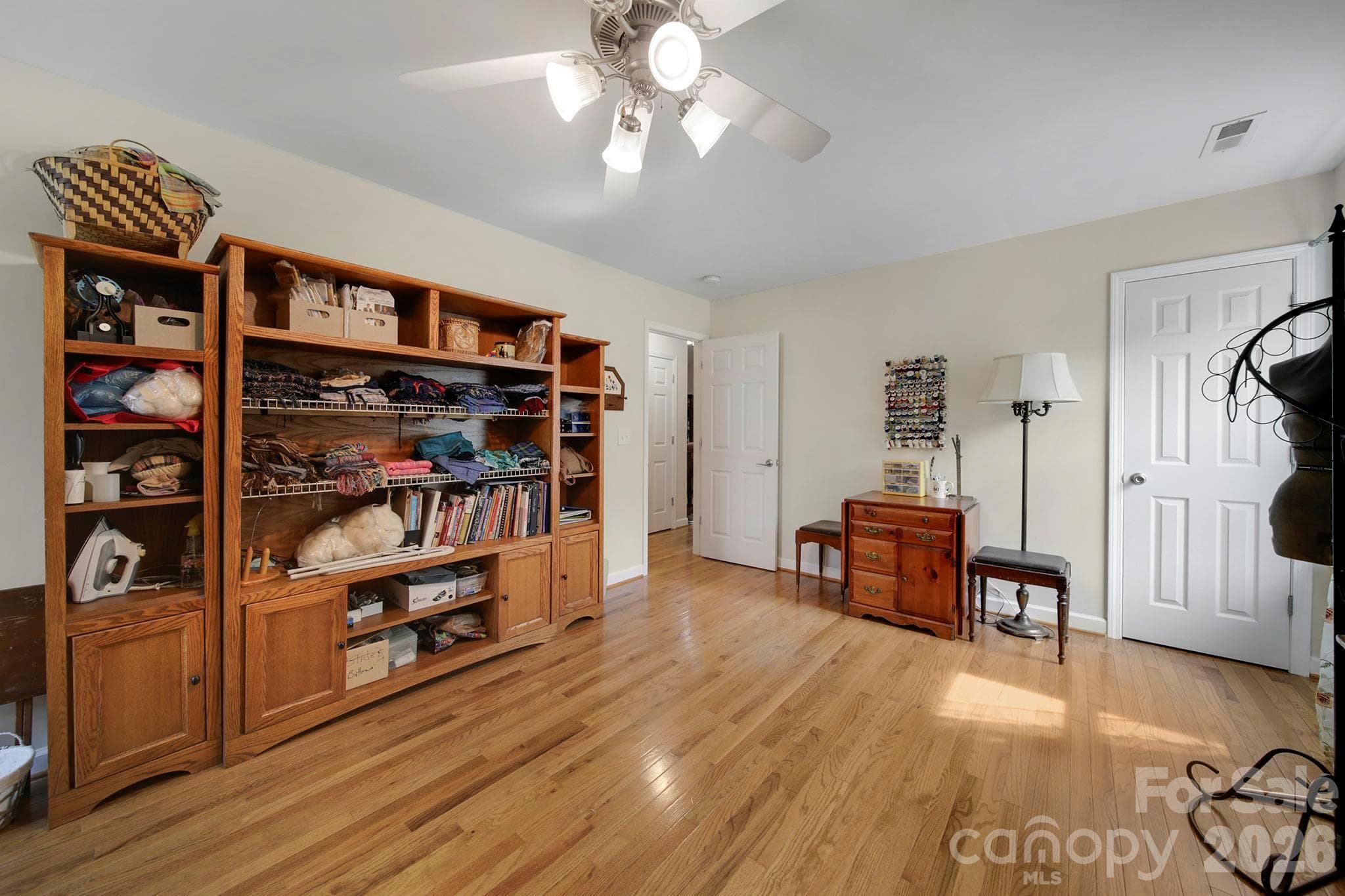 2nd bedroom on main - Clover