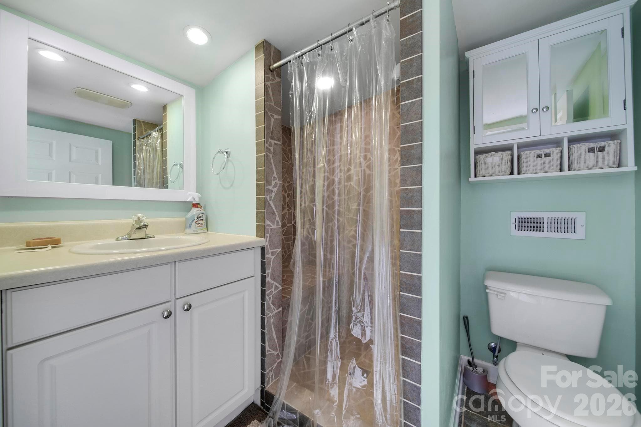 3rd full bath en-suite in 4th bedroom - Clover