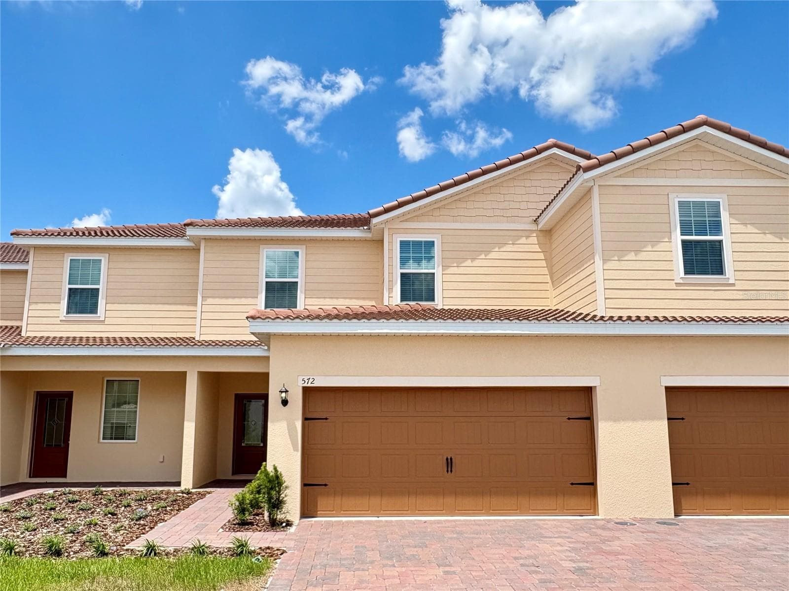 572 BAY LEAF DR