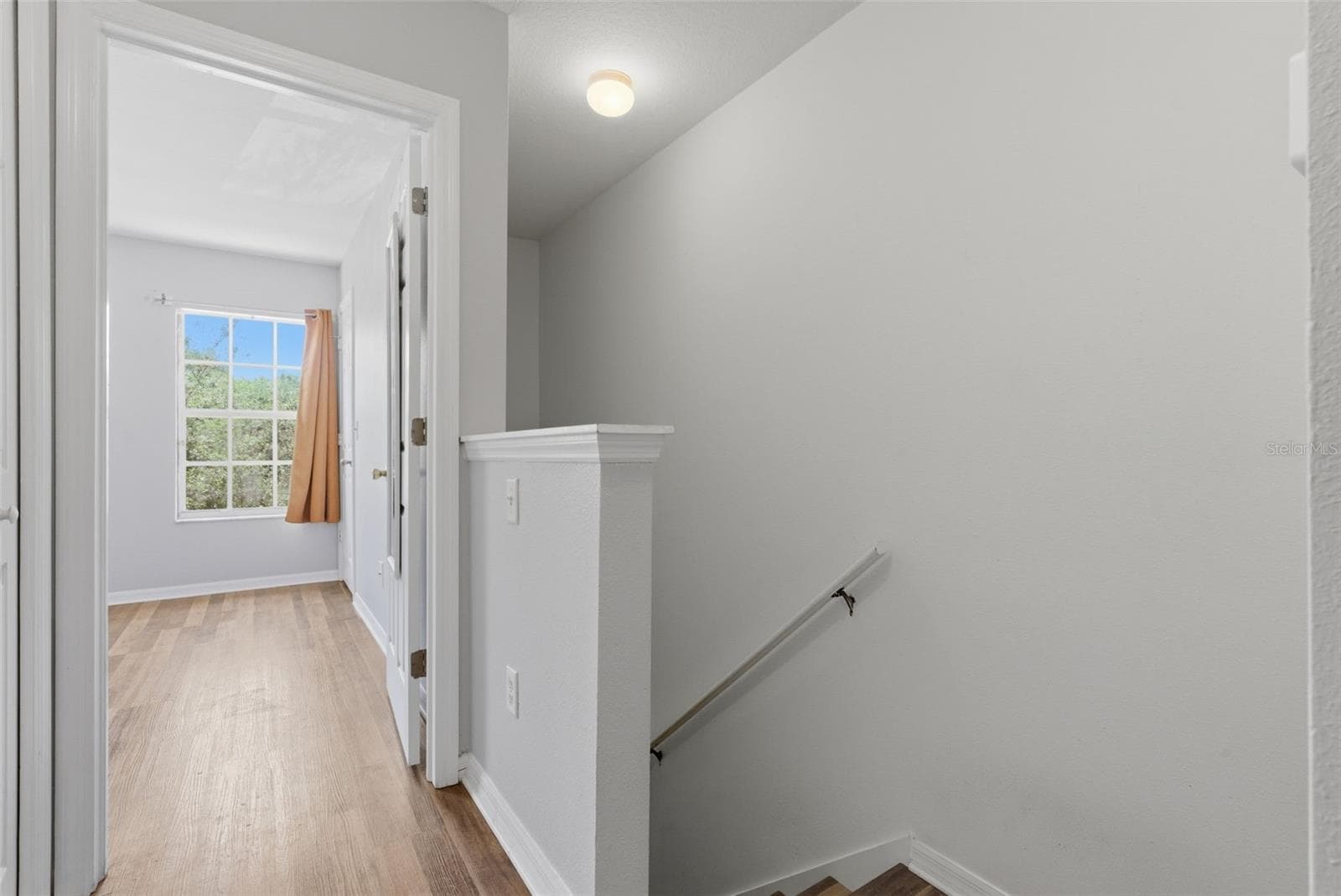 Top of stairs & entry to guest room - 2049 FIESTA RIDGE CT, TAMPA