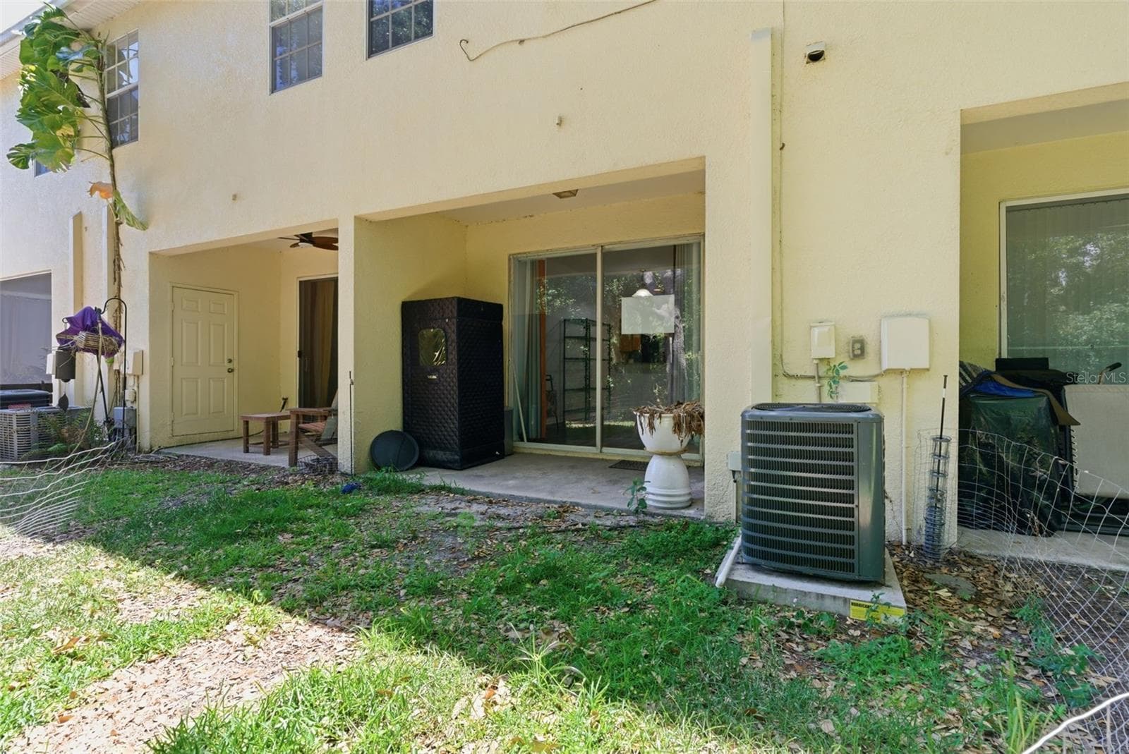 Back patio & yard space - 2049 FIESTA RIDGE CT, TAMPA