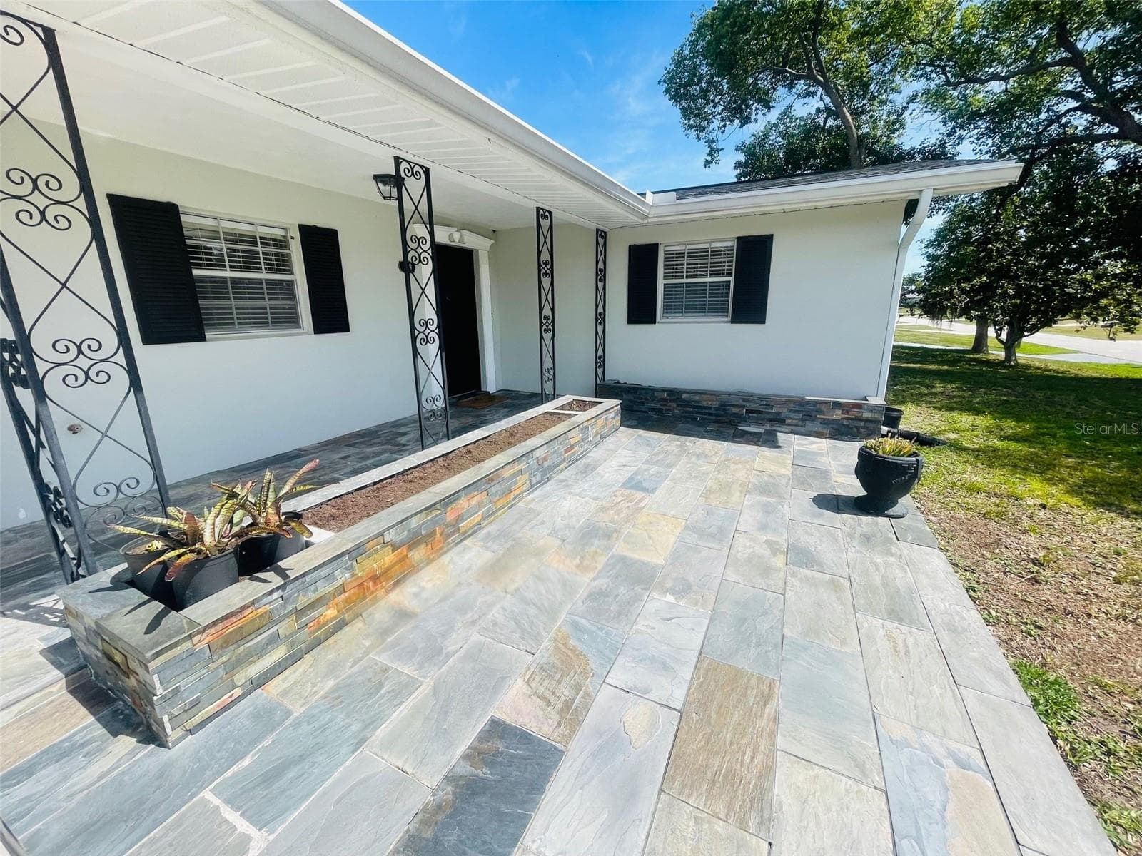 Front entrance - 999 ELEANOR AVE, DELTONA
