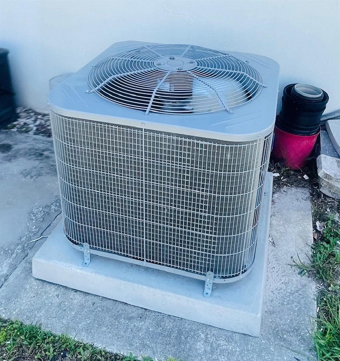 Central air condenser - 999 ELEANOR AVE, DELTONA