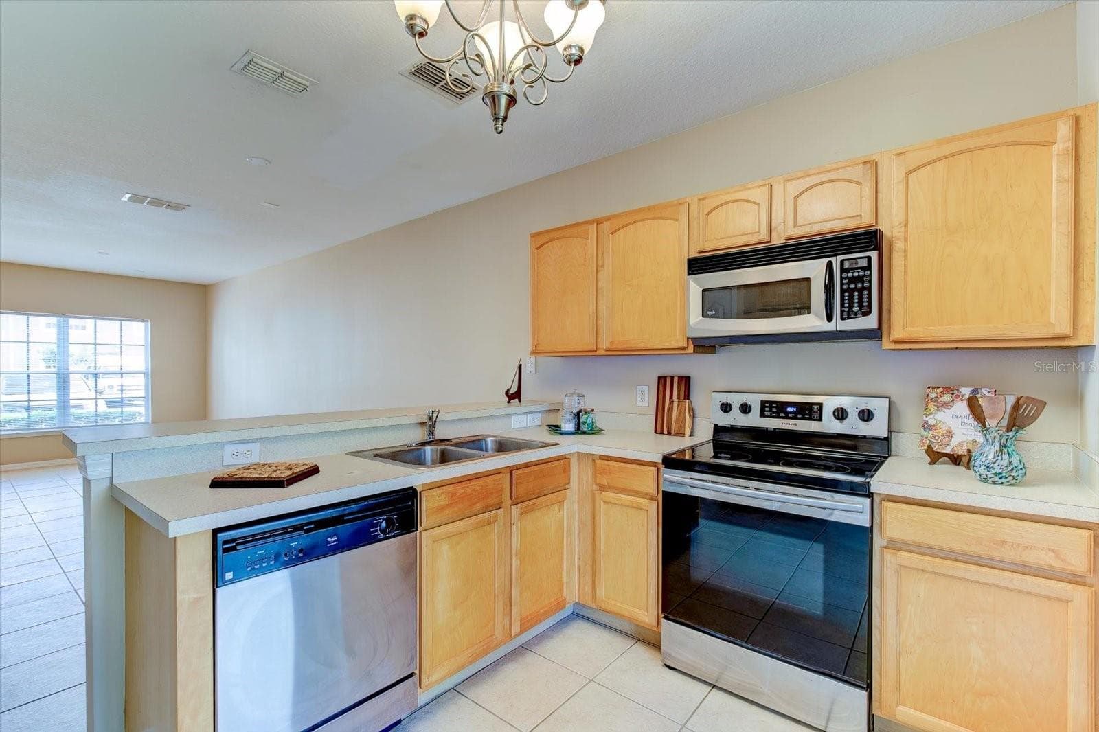 Functional kitchen with breakfast bar - 509 WILTON CIR, SANFORD