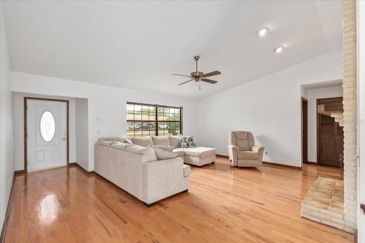 Livingroom with Front Door - 4515 SE 59TH ST, OCALA
