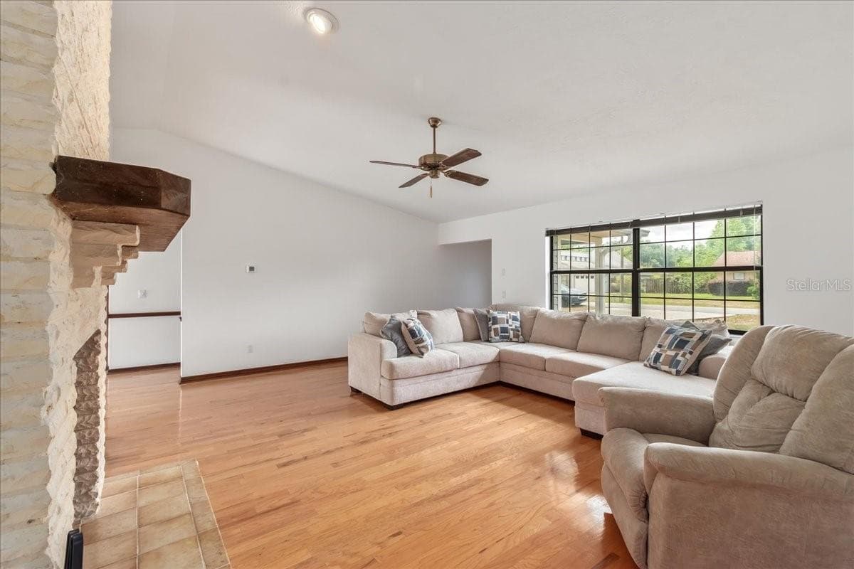 Livingroom Big Windows Lots of Natural Light. - 4515 SE 59TH ST, OCALA