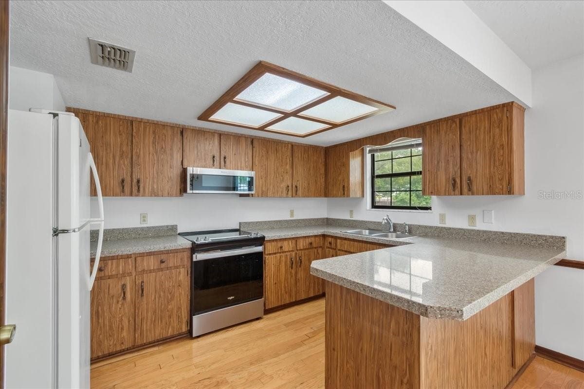 Kitchen with Granite Counters - 4515 SE 59TH ST, OCALA