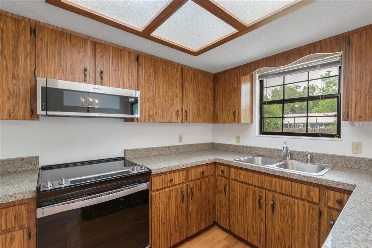 Kitchen New Range and Microwave - 4515 SE 59TH ST, OCALA