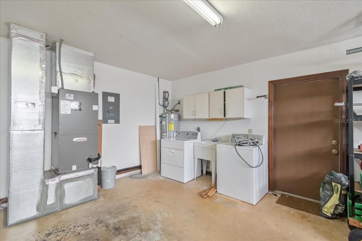 HVAC & Washer/Dryer in Garage - 4515 SE 59TH ST, OCALA