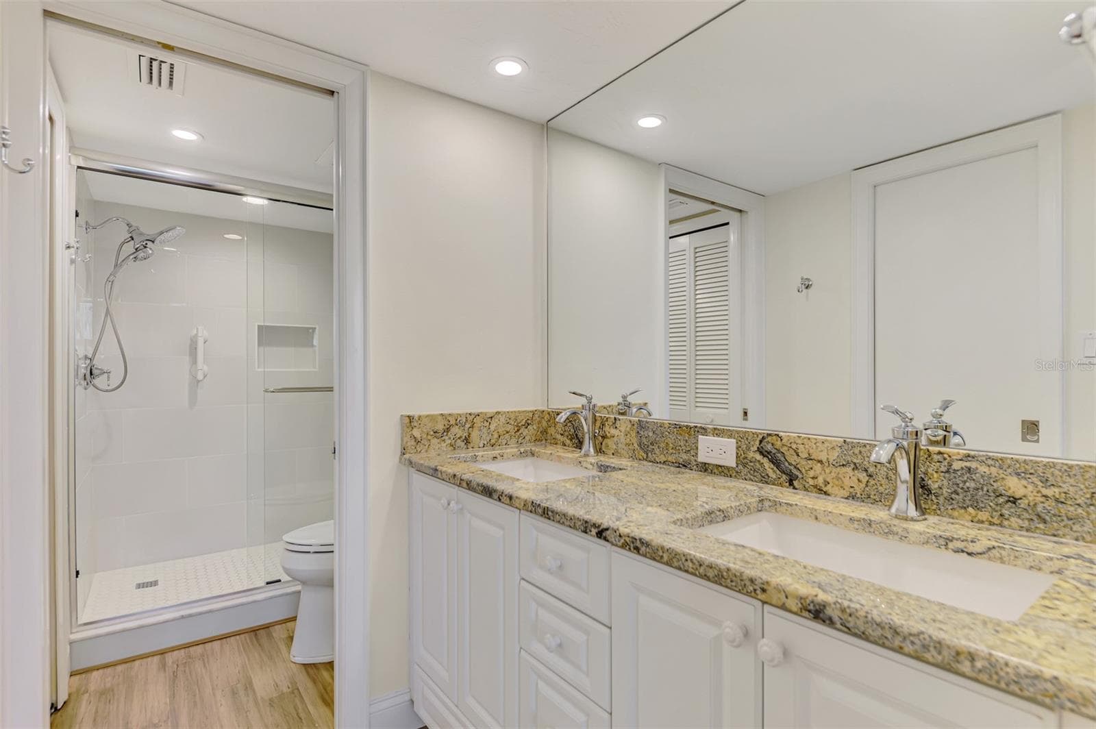 Primary Bathroom Dual Sinks - 5790 MIDNIGHT PASS RD #209, SARASOTA