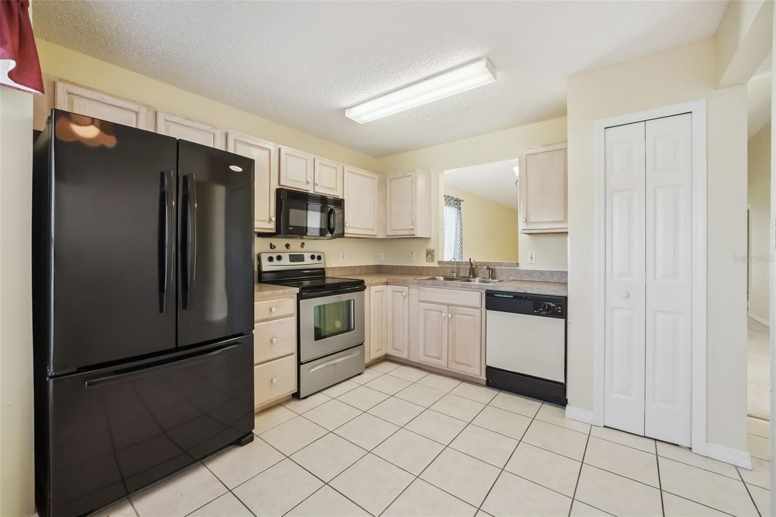 Single Family Residence at 4967 HERON RUN CIR, LEESBURG, photo 7 of 34