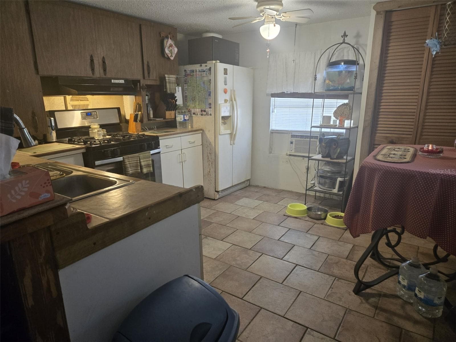 Spacious kitchen - 120 WEST LOOP, OAK HILL