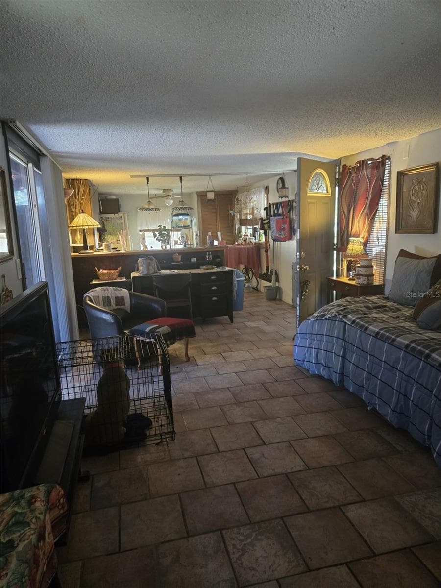 Open floor plan - 120 WEST LOOP, OAK HILL
