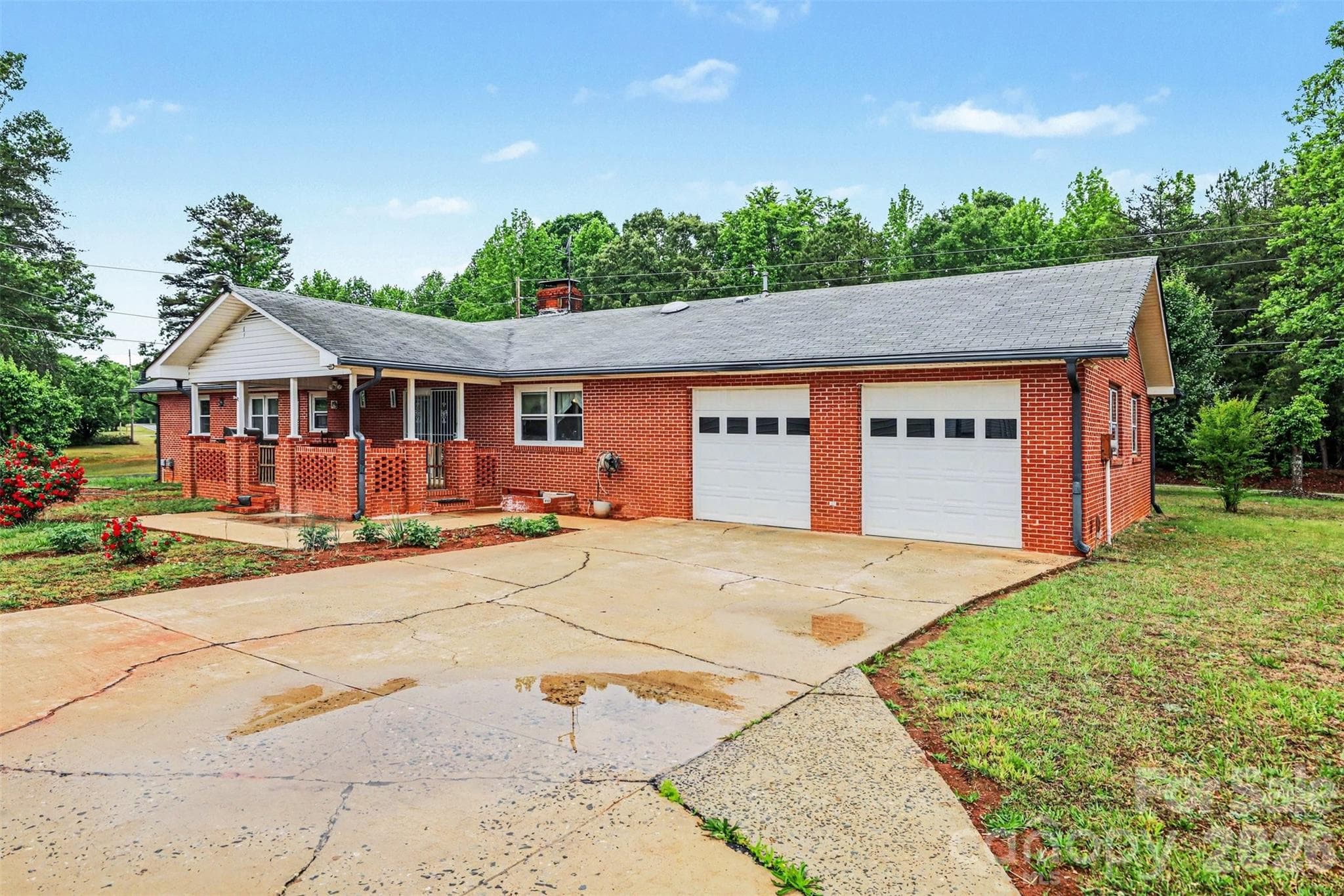 Single Family Residence at 105 Fox Fire Run, Gastonia, photo 2 of 27