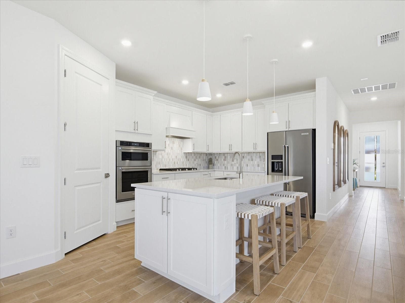 Single Family Residence at 10408 SEA BREEZE RIDGE DR, ENGLEWOOD, photo 11 of 75