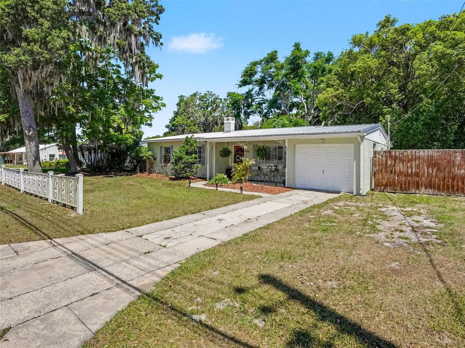 Single Family Residence at 315 W 11TH AVE, MOUNT DORA, photo 3 of 31